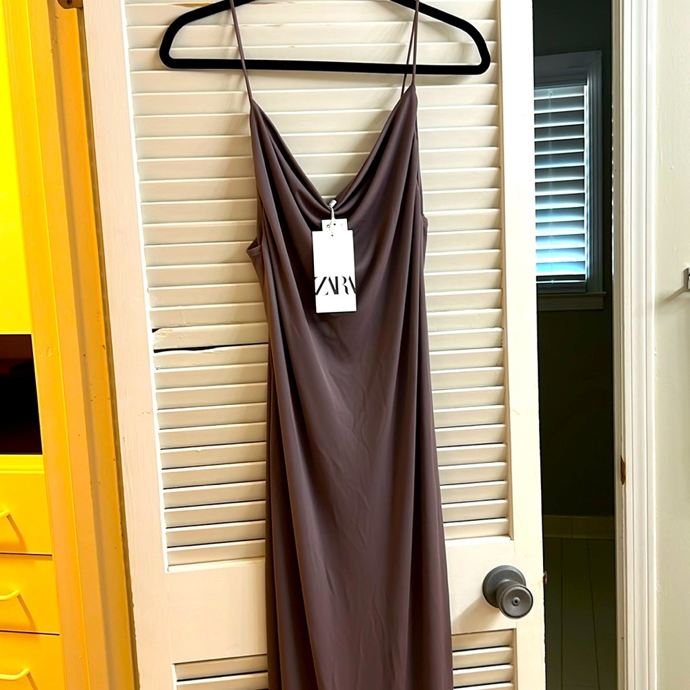 Brand new brown Zara dress with the tags. Size medium